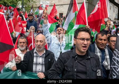 Fatih, Istanbul, Turquie. 21 avril 2024. Des manifestants brandissent le drapeau palestinien et crient des slogans lors d'une marche pro-palestinienne de la place Beyazit à la place Sultanahmet à Istanbul. (Crédit image : © Tolga Uluturk/ZUMA Press Wire) USAGE ÉDITORIAL SEULEMENT! Non destiné à UN USAGE commercial ! Crédit : ZUMA Press, Inc/Alamy Live News Banque D'Images