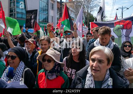 Fatih, Istanbul, Turquie. 21 avril 2024. Des manifestants brandissent le drapeau palestinien et crient des slogans lors d'une marche pro-palestinienne de la place Beyazit à la place Sultanahmet à Istanbul. (Crédit image : © Tolga Uluturk/ZUMA Press Wire) USAGE ÉDITORIAL SEULEMENT! Non destiné à UN USAGE commercial ! Crédit : ZUMA Press, Inc/Alamy Live News Banque D'Images