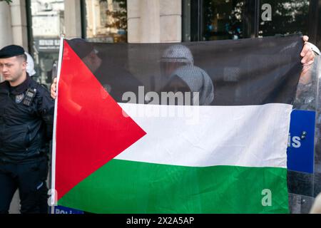 Fatih, Istanbul, Turquie. 21 avril 2024. Un manifestant tient le drapeau palestinien devant la police turque lors d'une marche pro-palestinienne de la place Beyazit à la place Sultanahmet à Istanbul. (Crédit image : © Tolga Uluturk/ZUMA Press Wire) USAGE ÉDITORIAL SEULEMENT! Non destiné à UN USAGE commercial ! Crédit : ZUMA Press, Inc/Alamy Live News Banque D'Images