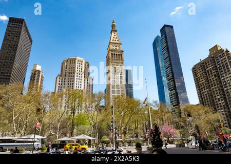 Condominiums de luxe et immeubles de bureaux majestueux Surround Madison Square Park un après-midi de printemps, 2024, New York City, États-Unis Banque D'Images