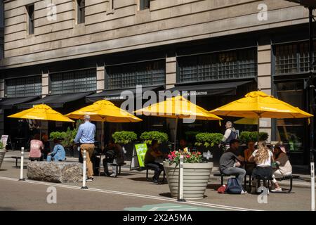 La zone de sièges publics à Fifth Avenue et 23rd équipés dispose de parapluies jaune vif pour l'ombre, 2024, New York City, Nomad, États-Unis Banque D'Images