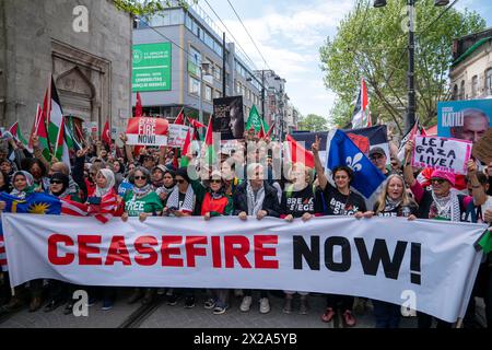 Fatih, Istanbul, Turquie. 21 avril 2024. Des manifestants marchent derrière une bannière lors d'une marche pro-palestinienne de la place Beyazit à la place Sultanahmet à Istanbul. (Crédit image : © Tolga Uluturk/ZUMA Press Wire) USAGE ÉDITORIAL SEULEMENT! Non destiné à UN USAGE commercial ! Crédit : ZUMA Press, Inc/Alamy Live News Banque D'Images