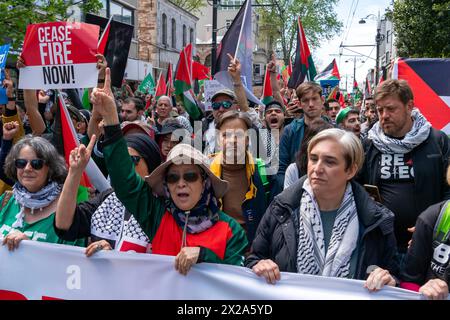 Fatih, Istanbul, Turquie. 21 avril 2024. Des manifestants brandissent le drapeau palestinien et crient des slogans lors d'une marche pro-palestinienne de la place Beyazit à la place Sultanahmet à Istanbul. (Crédit image : © Tolga Uluturk/ZUMA Press Wire) USAGE ÉDITORIAL SEULEMENT! Non destiné à UN USAGE commercial ! Crédit : ZUMA Press, Inc/Alamy Live News Banque D'Images