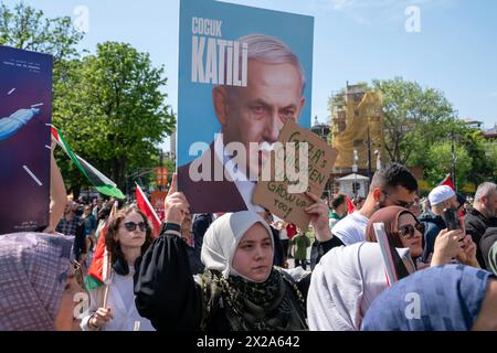 Fatih, Istanbul, Turquie. 21 avril 2024. Un manifestant tient des banderoles pendant une marche pro-palestinienne de la place Beyazit à la place Sultanahmet à Istanbul. (Crédit image : © Tolga Uluturk/ZUMA Press Wire) USAGE ÉDITORIAL SEULEMENT! Non destiné à UN USAGE commercial ! Crédit : ZUMA Press, Inc/Alamy Live News Banque D'Images