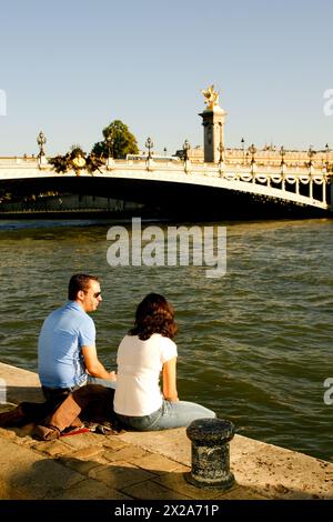 Couple dans Silhouette de la Tour Eiffel à Paris le long de la Seine, 21 septembre 2020 Paris, France Banque D'Images