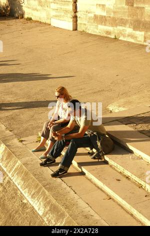 Couple à Paris le long de la Seine, 21 septembre 2020 Paris, France Banque D'Images