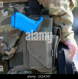 Pistolet de service du soldat de KORD (force de frappe policière, SWAT ukrainien) placé dans un étui. Banque D'Images