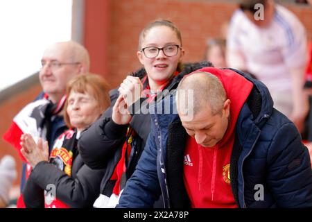 Leigh, Royaume-Uni. 21 avril 2024. Leigh, Angleterre, le 21 avril 2024 : les supporters de Manchester sont vus célébrer alors que Maya le Tissier (4 Manchester United) marque le but égalisateur lors du match de Super League FA Womens entre Manchester United et Tottenham Hotspurs au Leigh Sports Village (Promediapix/SPP) crédit : SPP Sport Press photo. /Alamy Live News Banque D'Images