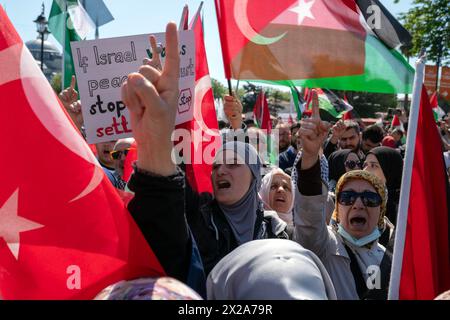 Fatih, Istanbul, Turquie. 21 avril 2024. Des manifestants brandissent le drapeau palestinien et crient des slogans lors d'une marche pro-palestinienne sur la place Sultanahmet à Istanbul avec la mosquée Sultanahmet (bleue) en arrière-plan. (Crédit image : © Tolga Uluturk/ZUMA Press Wire) USAGE ÉDITORIAL SEULEMENT! Non destiné à UN USAGE commercial ! Crédit : ZUMA Press, Inc/Alamy Live News Banque D'Images