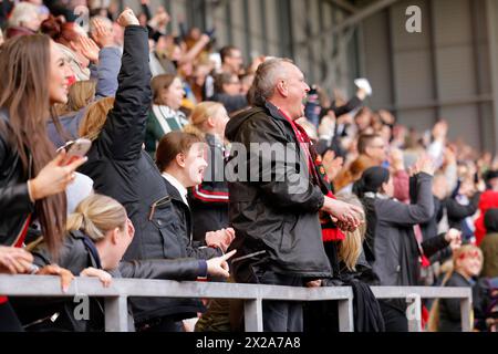 Leigh, Royaume-Uni. 21 avril 2024. Leigh, Angleterre, le 21 avril 2024 : les supporters de Manchester sont vus célébrer alors que Maya le Tissier (4 Manchester United) marque le but égalisateur lors du match de Super League FA Womens entre Manchester United et Tottenham Hotspurs au Leigh Sports Village (Promediapix/SPP) crédit : SPP Sport Press photo. /Alamy Live News Banque D'Images