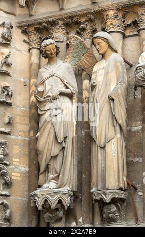 Reims, Kathedrale notre-Dame, Westfassade Hauptportal, rechtes Gewände, Verkündigung mit lächelndem Engel Banque D'Images