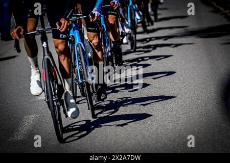 Liège, Belgique. 21 avril 2024. Le peloton de coureurs photographié en action lors de la course d'élite masculine de l'épreuve cycliste Liège-Bastogne-Liège d'une journée, 254, à 5 km de Liège, de Bastogne à Liège, dimanche 21 avril 2024. BELGA PHOTO DIRK WAEM crédit : Belga News Agency/Alamy Live News Banque D'Images