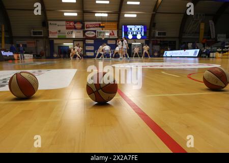 Malines, Belgique. 21 avril 2024. L'image d'illustration montre l'échauffement de Kangoeroes Malines lors d'un match de basket féminin entre Kangoeroes Malines et Royal Castors Braine, deuxième match de la saison 2023 - 2024 première Ligue nationale Play offs, dimanche 24 avril 2024 à Malines, Belgique . Crédit : Sportpix/Alamy Live News Banque D'Images