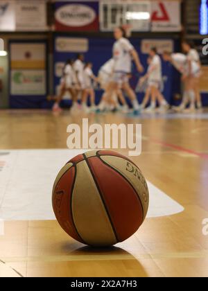 Malines, Belgique. 21 avril 2024. L'image d'illustration montre l'échauffement de Kangoeroes Malines lors d'un match de basket féminin entre Kangoeroes Malines et Royal Castors Braine, deuxième match de la saison 2023 - 2024 première Ligue nationale Play offs, dimanche 24 avril 2024 à Malines, Belgique . Crédit : Sportpix/Alamy Live News Banque D'Images