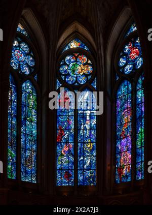 Reims, Kathedrale notre-DameMittlere Chorumgangskapelle, Fenster von Marc Chagall 1974 Banque D'Images