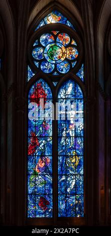 Reims, Kathedrale notre-DameMittlere Chorumgangskapelle, Fenster von Marc Chagall 1974 Banque D'Images