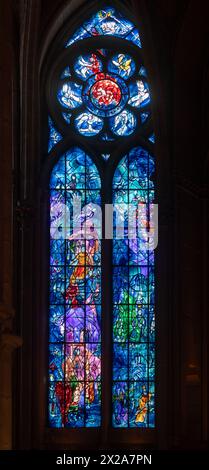 Reims, Kathedrale notre-DameMittlere Chorumgangskapelle, Fenster von Marc Chagall 1974 Banque D'Images