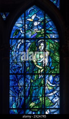 Reims, Kathedrale notre-DameMittlere Chorumgangskapelle, Fenster von Marc Chagall 1974 Banque D'Images