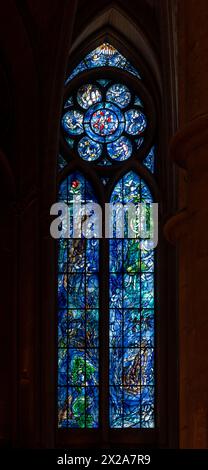 Reims, Kathedrale notre-DameMittlere Chorumgangskapelle, Fenster von Marc Chagall 1974 Banque D'Images