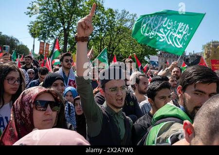 Fatih, Istanbul, Turquie. 21 avril 2024. Un manifestant crie des slogans pendant une marche pro-palestinienne sur la place Sultanahmet à Istanbul (crédit image : © Tolga Uluturk/ZUMA Press Wire) USAGE ÉDITORIAL SEULEMENT ! Non destiné à UN USAGE commercial ! Crédit : ZUMA Press, Inc/Alamy Live News Banque D'Images