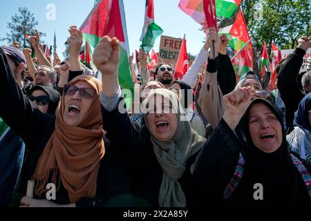 Fatih, Istanbul, Turquie. 21 avril 2024. Des manifestants brandissent le drapeau palestinien et crient des slogans lors d'une marche pro-palestinienne devant la mosquée Sainte-Sophie à Istanbul. (Crédit image : © Tolga Uluturk/ZUMA Press Wire) USAGE ÉDITORIAL SEULEMENT! Non destiné à UN USAGE commercial ! Crédit : ZUMA Press, Inc/Alamy Live News Banque D'Images