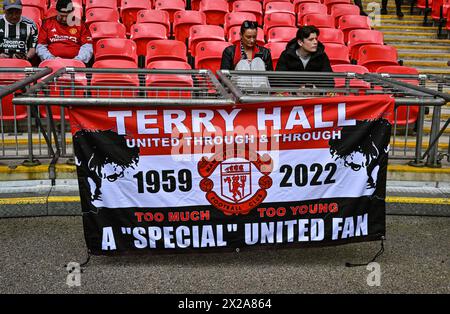 Stade de Wembley, Londres, Royaume-Uni. 21 avril 2024. FA Cup semi final Football, Coventry City versus Manchester United ; Un drapeau célébrant la vie de Terry Hall, chanteur des Specials, né à Coventry, il était un fan de Manchester United Credit : action plus Sports/Alamy Live News Banque D'Images