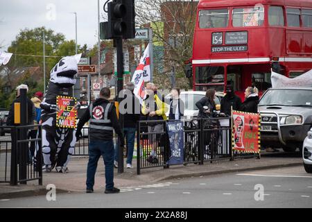 Hillingdon Circus, Royaume-Uni. 21 avril 2024. Des manifestants anti-ULEZ se trouvaient aujourd'hui à Hillingdon Circus, dans l'ouest de Londres, pour protester contre la controversée zone à très faibles émissions (ULEZ) du maire de Londres, Sadiq Khan. Les automobilistes qui conduisent encore des voitures non conformes dans les zones de l'ULEZ doivent payer une redevance journalière de 50 £. Les élections municipales de Londres doivent avoir lieu le 2 mai 2024 et la candidate conservatrice Susan Hall déclare qu'elle abandonnera l'ULEZ si elle est élue maire de Londres au lieu de Sadiq Khan le 2 mai. Crédit : Maureen McLean/Alamy Live News Banque D'Images