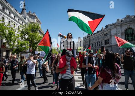 Madrid, Espagne. 21 avril 2024. Personnes qui manifestent lors d'une manifestation de soutien au peuple palestinien. Des milliers de personnes se rassemblent à Madrid sous le slogan "arrêtez le génocide en Palestine" pour exiger la fin du commerce des armes avec Israël et un cessez-le-feu définitif dans la bande de Gaza. Crédit : Marcos del Mazo/Alamy Live News Banque D'Images