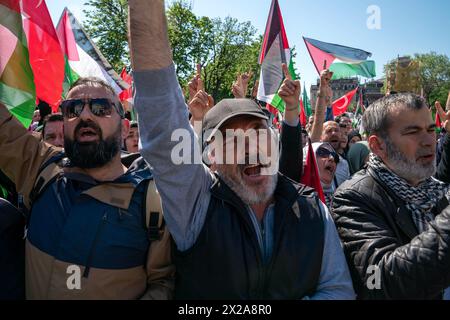 Fatih, Istanbul, Turquie. 21 avril 2024. Des manifestants brandissent le drapeau palestinien et crient des slogans lors d'une marche pro-palestinienne devant la mosquée Sainte-Sophie à Istanbul. (Crédit image : © Tolga Uluturk/ZUMA Press Wire) USAGE ÉDITORIAL SEULEMENT! Non destiné à UN USAGE commercial ! Crédit : ZUMA Press, Inc/Alamy Live News Banque D'Images