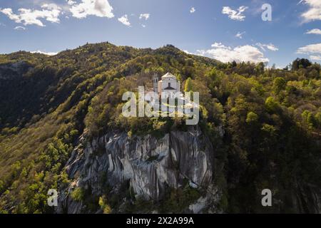 Vue aérienne du Sanctuaire sur un éperon rocheux Santuario Madonna del Sasso. L'église se dresse sur une terrasse panoramique à partir de laquelle vous pouvez embrasser l'ensemble Banque D'Images