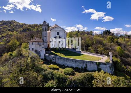 Vue aérienne du Sanctuaire sur un éperon rocheux Santuario Madonna del Sasso. L'église se dresse sur une terrasse panoramique à partir de laquelle vous pouvez embrasser l'ensemble Banque D'Images