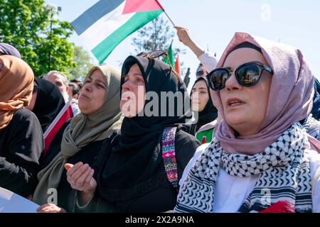 Fatih, Istanbul, Turquie. 21 avril 2024. Un manifestant (C) réagit et prie lors d’une marche pro-palestinienne devant la mosquée Sainte-Sophie à Istanbul. (Crédit image : © Tolga Uluturk/ZUMA Press Wire) USAGE ÉDITORIAL SEULEMENT! Non destiné à UN USAGE commercial ! Crédit : ZUMA Press, Inc/Alamy Live News Banque D'Images