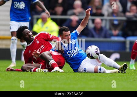 Jack Harrison d'Everton en action contre Ola Aina de Nottingham Forest lors du premier League match à Goodison Park, Liverpool. Date de la photo : dimanche 21 avril 2024. Banque D'Images