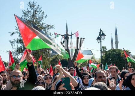 Fatih, Istanbul, Turquie. 21 avril 2024. Un manifestant agite un drapeau turc et palestinien sur un arbre lors d'une marche pro-palestinienne à Istanbul avec la mosquée Sultanahmet (bleue) en arrière-plan. (Crédit image : © Tolga Uluturk/ZUMA Press Wire) USAGE ÉDITORIAL SEULEMENT! Non destiné à UN USAGE commercial ! Crédit : ZUMA Press, Inc/Alamy Live News Banque D'Images