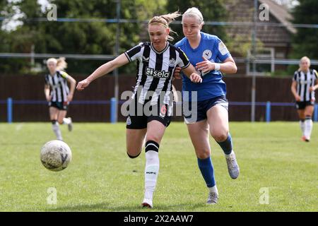 Leeds, Royaume-Uni. 21 avril 2024. Stade Southerns, Leeds, Angleterre, 21 avril 2024 : Jodie Bartle (6 Newcastle) contrôle le ballon lors du match de la FA Womens National League entre Halifax et Newcastle United au Southerns Stadiumin Leeds, Angleterre le 21 avril 2024. (Sean Chandler/SPP) crédit : photo de presse sportive SPP. /Alamy Live News Banque D'Images