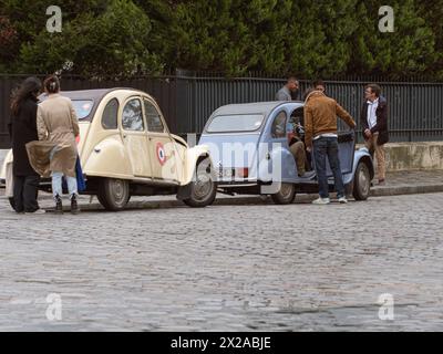 Paris, France, 19 avril 2024 : touristes dans les vieilles voitures Citroën visitant Paris, grande attraction. EnrouteFrance Banque D'Images