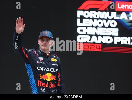 Shanghai, Chine. 21 avril 2024. Le pilote hollandais Max Verstappen du Red Bull Racing a été le premier à monter sur le podium après la course du Grand Prix de formule 1 de Chine sur le circuit international de Shanghai à Shanghai, en Chine, le 21 avril 2024. Crédit : Wang Xiang/Xinhua/Alamy Live News Banque D'Images