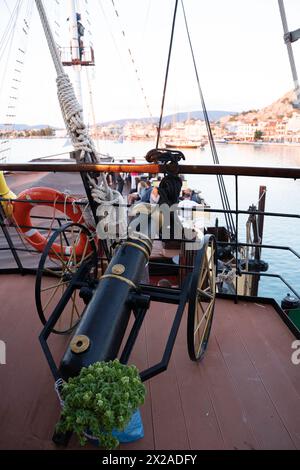 Canon décoratif conservé sur le bureau d'un bateau pirate à Zakynthos, Grèce Banque D'Images