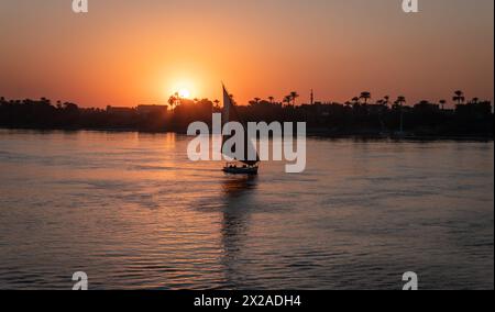 Bateaux à voile Feluccas sur le Nil au coucher du soleil Banque D'Images