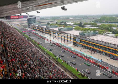 Shanghai, Chine. 21 avril 2024. Les pilotes partiront lors du Grand Prix de formule 1 de Chine sur le circuit international de Shanghai à Shanghai, en Chine, le 21 avril 2024. Crédit : Wang Xiang/Xinhua/Alamy Live News Banque D'Images