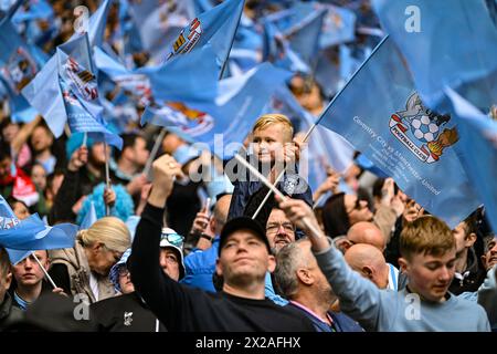 Stade de Wembley, Londres, Royaume-Uni. 21 avril 2024. FA Cup semi-finale Football, Coventry City contre Manchester United ; les fans de Coventry brandissent des drapeaux pour saluer leur équipe crédit : action plus Sports/Alamy Live News Banque D'Images