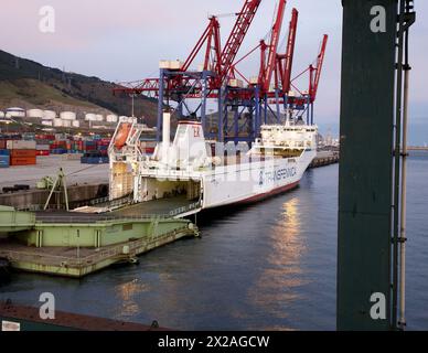 Cargo, les autoroutes de la mer, navire RORO avec rampe. Port de Bilbao, Biscaye, Pays Basque, Espagne Banque D'Images