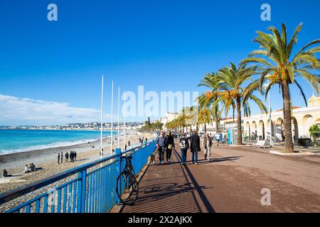 12 novembre 2023 Nice, France. Les gens marchent sur la promenade des anglais, belle journée ensoleillée. Banque D'Images