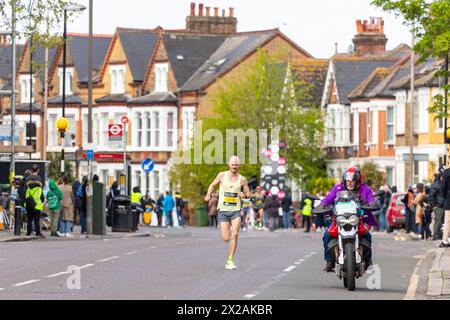 LONDRES, Royaume-Uni - 21 AVRIL 2024 : premier coureur de l'élite masculine du London Marathon 2024 Banque D'Images