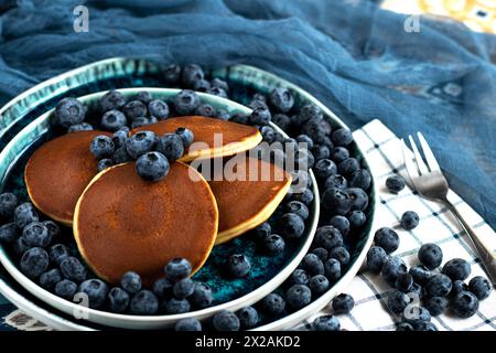 mise au point sélective. crêpes aux myrtilles sur une assiette bleue. Banque D'Images