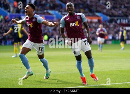 Moussa Diaby d'Aston Villa célèbre avoir marqué son deuxième but du match lors du premier League match à Villa Park, Birmingham. Date de la photo : dimanche 21 avril 2024. Banque D'Images