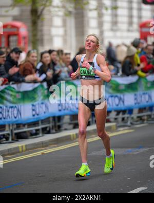 Londres, Royaume-Uni. 21 avril 2024. Helen Gaunt du Tonbridge Athletic Club termine le marathon de Londres 2024 en 02:38:40. Terminant 14e de la course féminine, elle est classée 43e au classement général. Crédit : MartinJPalmer/Alamy Live News Banque D'Images