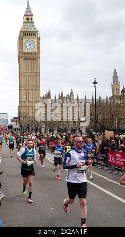 Londres, Royaume-Uni. 21 avril 2024. Les participants passent devant Big Ben au marathon de Londres 2024 à Londres, Grande-Bretagne, le 21 avril 2024. Crédit : Xinhua/Alamy Live News Banque D'Images