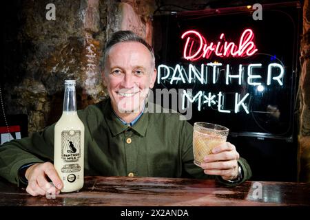 Sur la photo, Paul Crawford, fondateur de Panther M*lk, fournira le premier cocktail au monde à base de lait d’avoine aux magasins Asda Scotland. C’est le sapin de la marque Banque D'Images