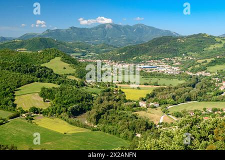 Vue panoramique sur la vallée de Candigliano avec la ville Acqualagna et le mont Nerone en arrière-plan, dans la province de Pesaro-Urbino dans le centre d'Ita Banque D'Images